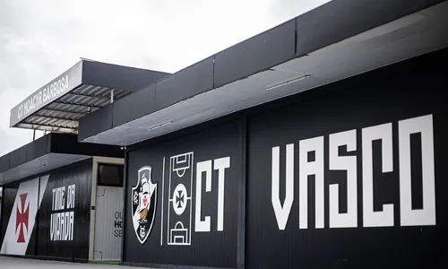 
          Imagem ilustrativa da imagem Torcedores do Vasco protestam no CT e Pedrinho diz: "Cobrem de mim"
          