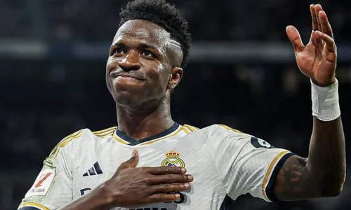 
          Imagem ilustrativa da imagem Torcida do Real Madrid entoa gritos de 'melhor do mundo' para Vinicius Júnior
          