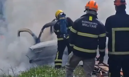 
          Imagem ilustrativa da imagem Trabalhadores ficam feridos após carro pegar fogo na Rodovia do Contorno
          