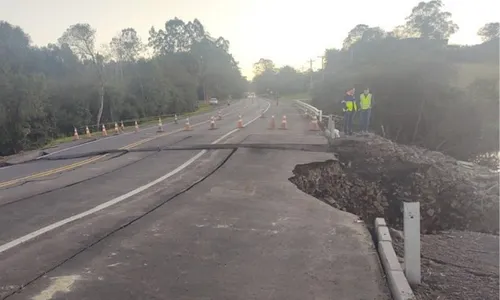
          Imagem ilustrativa da imagem Trecho de rodovia desaba em Capela de Santana, no Rio Grande do Sul
          