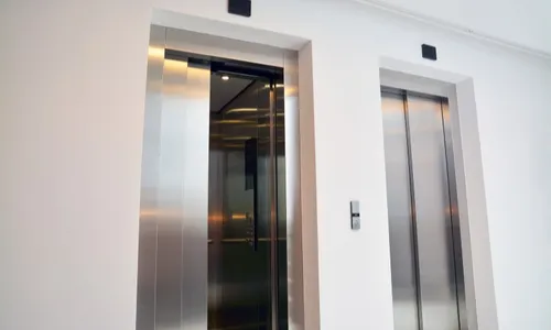 
          Imagem ilustrativa da imagem Três elevadores despencam no Rio e deixam dois mortos e um ferido
          