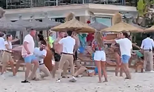 
          Imagem ilustrativa da imagem Turistas tomam 'bronca' de garçom e causam briga generalizada na Espanha
          