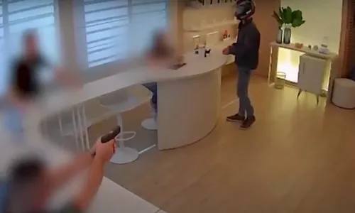 
          Imagem ilustrativa da imagem VÍDEO | Empresário reage a assalto e dá cinco tiros em suspeito armado no Paraná
          