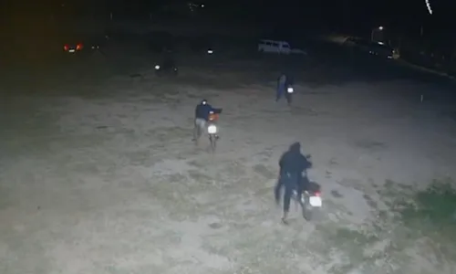 
          Imagem ilustrativa da imagem VÍDEO | Gangue invade pátio do Detran-ES e furta sete motos em Guarapari
          