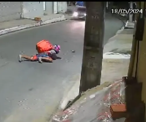 
          Imagem ilustrativa da imagem VÍDEO: Entregador foge de assalto e tiros pegam na mochila dele
          