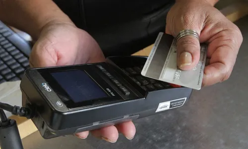 
          Imagem ilustrativa da imagem Veja como reduzir dívida no cartão com nova regra a partir de  1º de julho
          