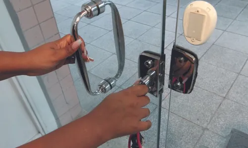 
          Imagem ilustrativa da imagem Viciados nas ruas: comerciantes têm de pedir licença para abrir suas lojas
          