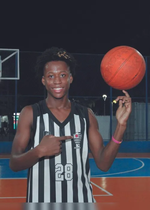Imagem ilustrativa da imagem Campeão de basquete ajuda a transformar a vida da garotada