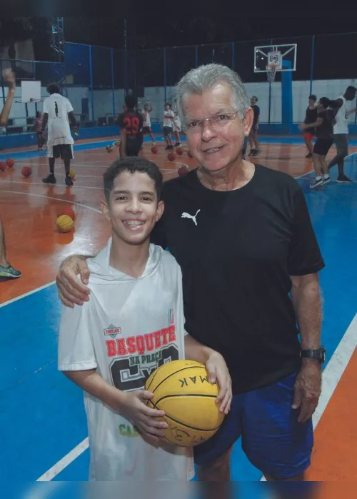 Imagem ilustrativa da imagem Campeão de basquete ajuda a transformar a vida da garotada