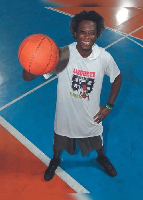 Imagem ilustrativa da imagem Campeão de basquete ajuda a transformar a vida da garotada