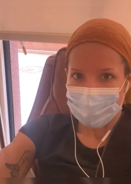 Imagem ilustrativa da imagem Cantora Halsey revela que está doente e lança álbum: 'Tenho sorte de estar viva'