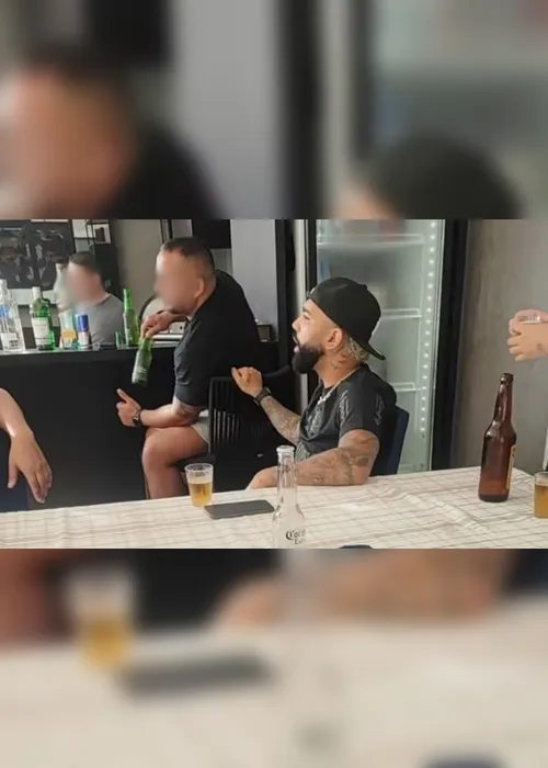 Imagem ilustrativa da imagem Gabigol, do Flamengo, é flagrado com camisa do Corinthians e foto viraliza na web