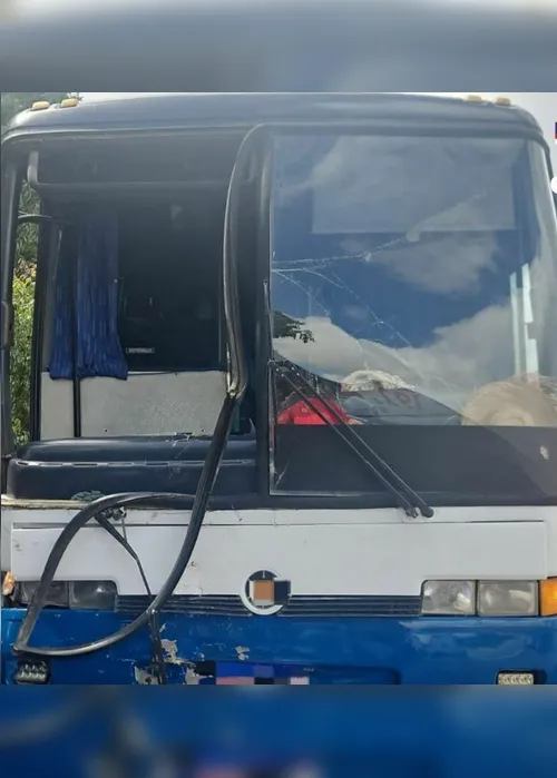 Imagem ilustrativa da imagem Ônibus colide com van de passageiros na BR-232 em Moreno. 12 feridos