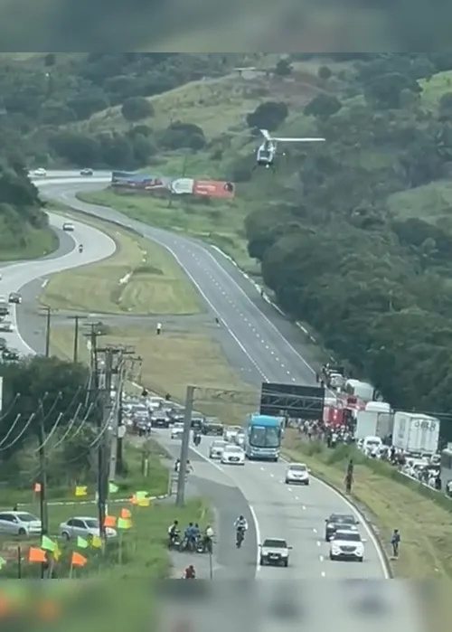 Imagem ilustrativa da imagem Ônibus colide com van de passageiros na BR-232 em Moreno. 12 feridos