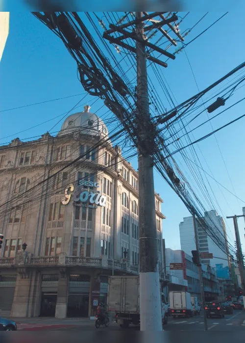 Imagem ilustrativa da imagem Prefeitura e EDP retiram fios irregulares dos postes em Vitória