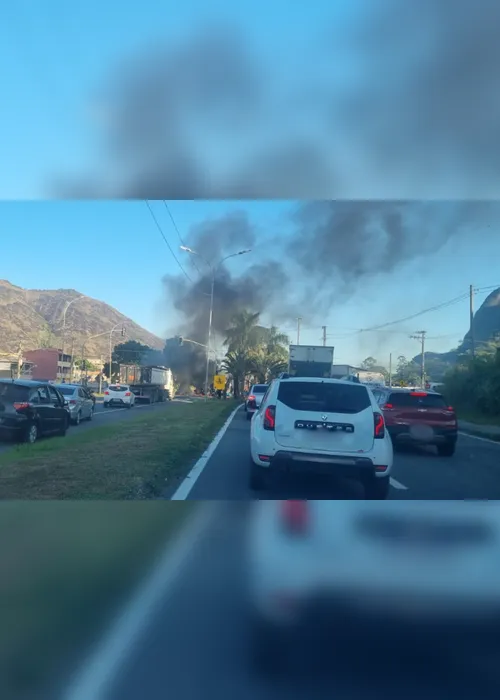 Imagem ilustrativa da imagem Protesto de moradores interdita totalmente trecho da BR-101 na Serra