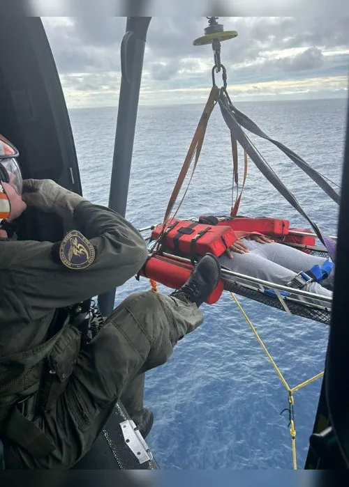 Imagem ilustrativa da imagem VÍDEO | Tripulante de navio passa mal e é resgatado pela Marinha em alto-mar no ES