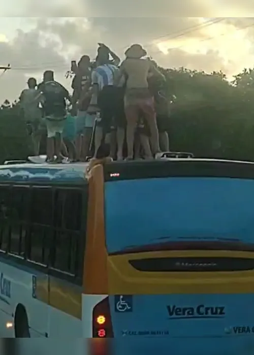 Imagem ilustrativa da imagem VÍDEO: Surf em ônibus. Brincadeira perigosa flagrada na BR-101