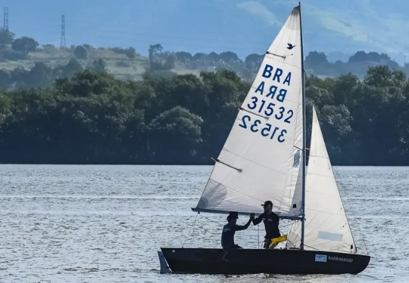 Veleiro durante regata na orla