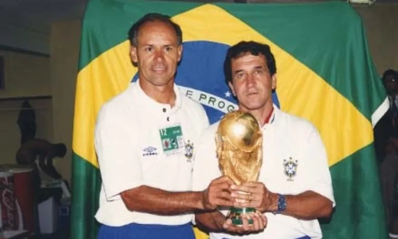 Imagem ilustrativa da imagem 30 anos do tetracampeonato do Brasil mescla resiliência e orgulho
