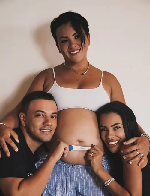 Imagem ilustrativa da imagem Casal realiza sonho de ser pais com barriga solidária e chá revelação viraliza