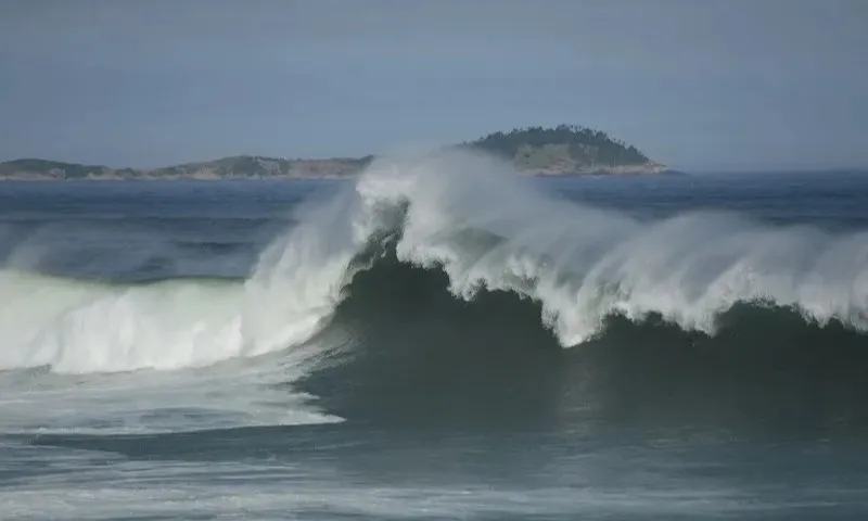 Imagem ilustrativa da imagem Ciclone extratropical provoca ventania e mar agitado no ES. Veja previsão do tempo