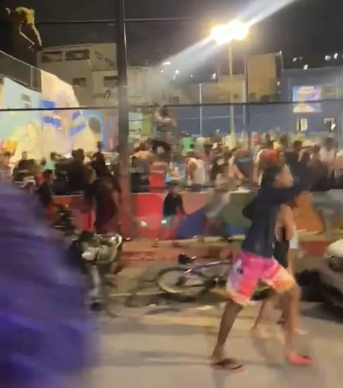 Imagem ilustrativa da imagem Desespero e correria após tiroteio em quadra em Dois Unidos, Zona Norte do Recife