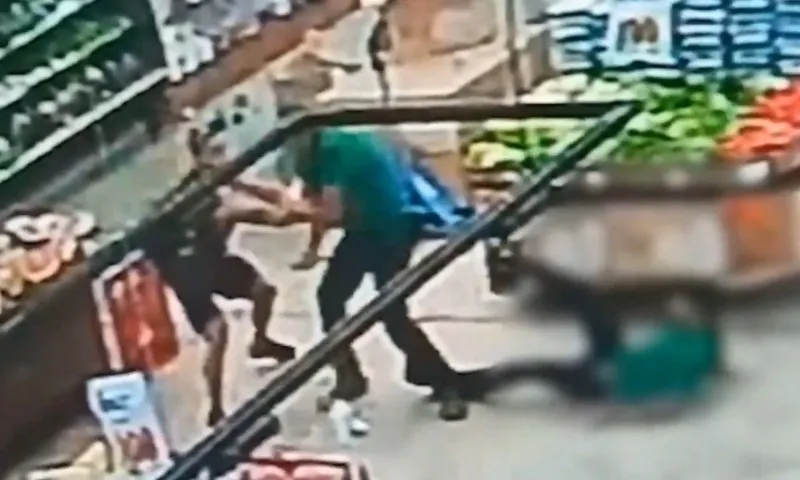 Imagem ilustrativa da imagem Vídeo mostra momento em que trabalhador é esfaqueado por colega em supermercado