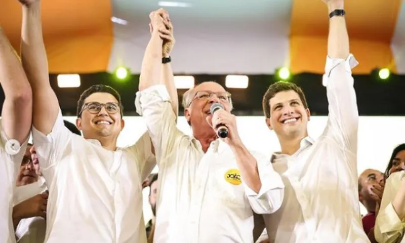 Imagem ilustrativa da imagem Frente Popular mostra força: João Campos é confirmado como candidato à reeleição