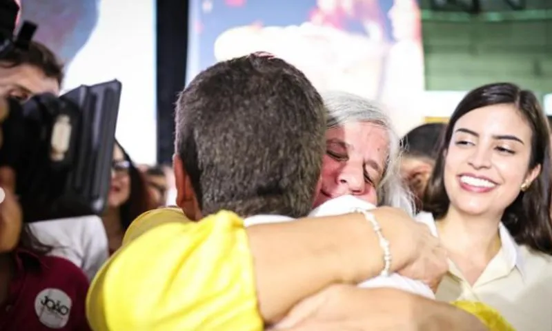 Imagem ilustrativa da imagem Frente Popular mostra força: João Campos é confirmado como candidato à reeleição