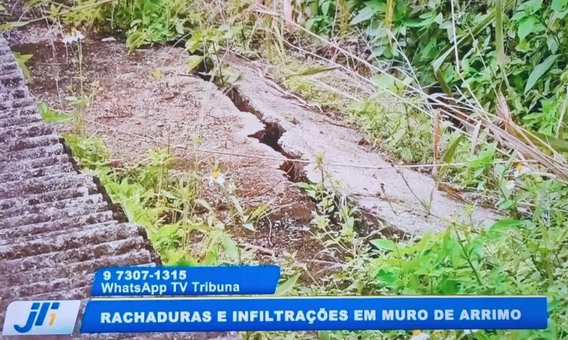 Imagem ilustrativa da imagem Moradores da Rua Piauí em Camaragibe alertam para problemas em muro de arrimo