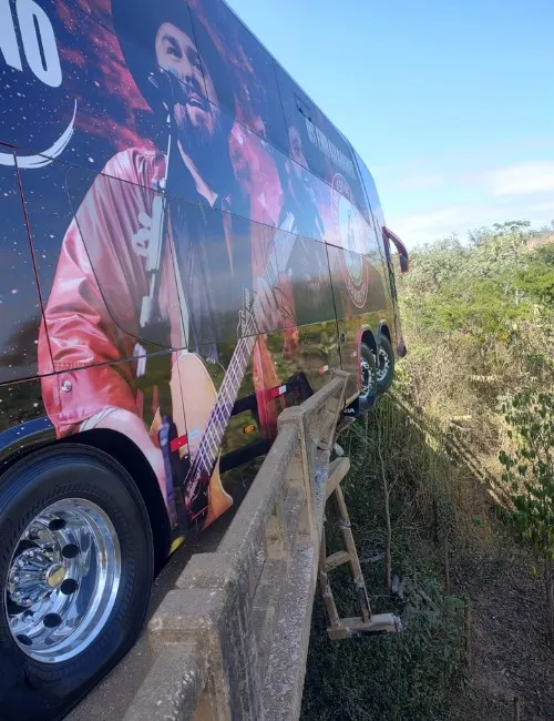 Imagem ilustrativa da imagem Ônibus da dupla César Menotti e Fabiano bate em carretas e show no ES é cancelado