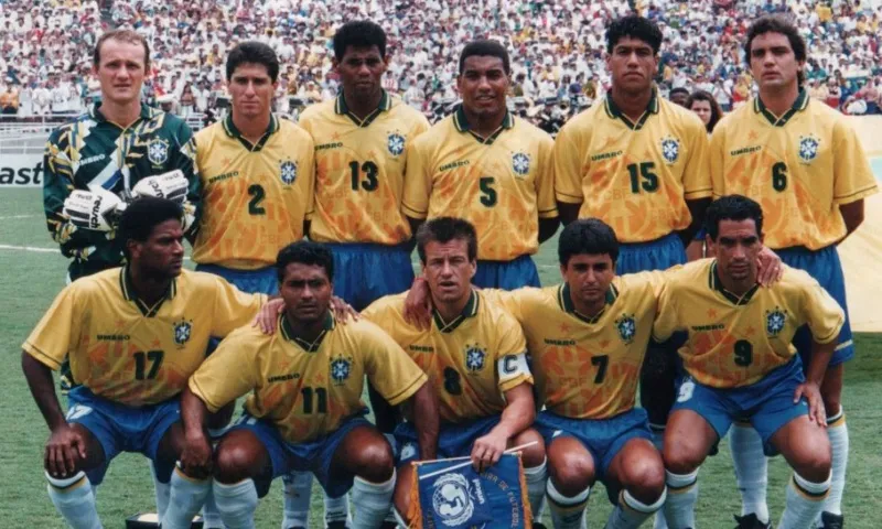 Imagem ilustrativa da imagem 30 anos do tetracampeonato do Brasil mescla resiliência e orgulho