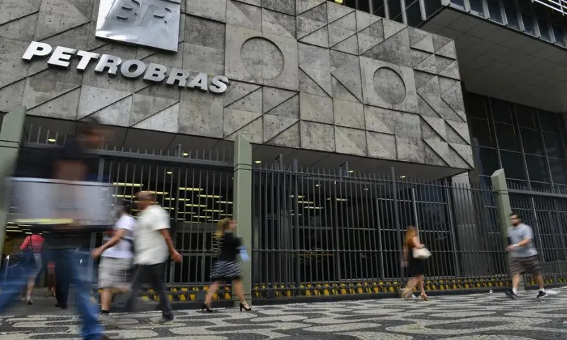 Imagem ilustrativa da imagem Após reunião, Petrobras adia home office de três dias de 7 de abril para 30 de maio