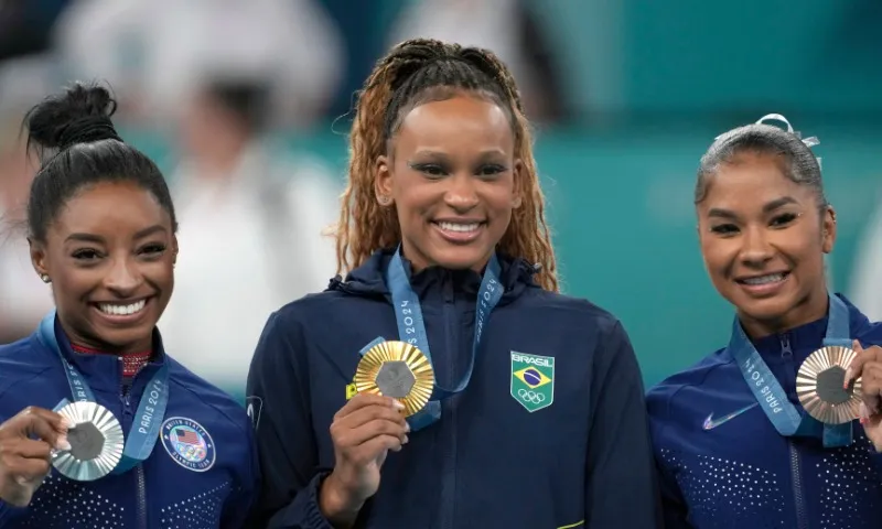 Imagem ilustrativa da imagem Rebeca Andrade elogia Biles e diz querer competir com ela por 'mais alguns anos'