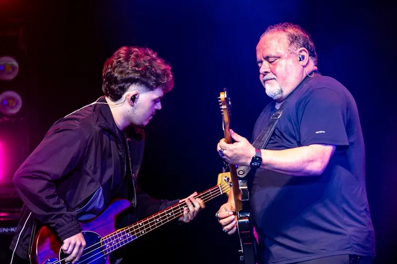 Imagem ilustrativa da imagem Show com Leo Jaime e o filho Davi Lux celebra o Dia dos Pais do RioMar Recife