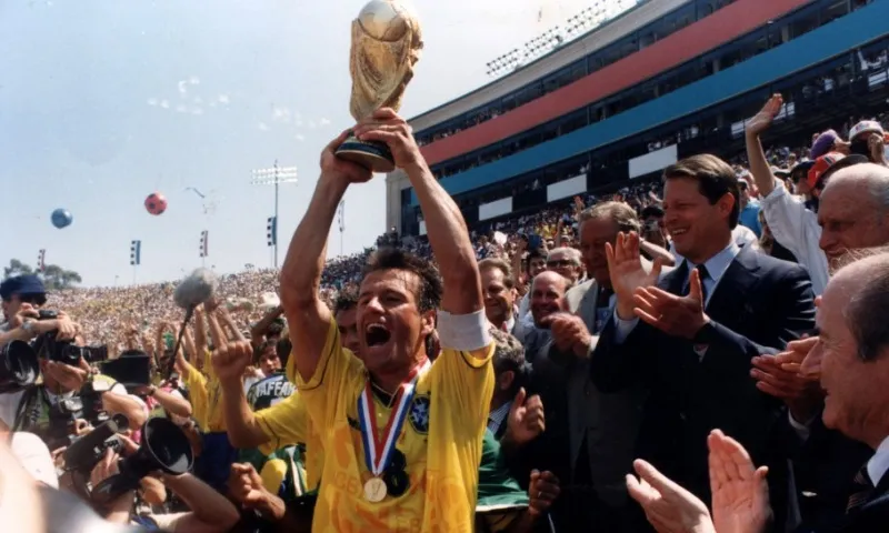 Imagem ilustrativa da imagem 30 anos do tetracampeonato do Brasil mescla resiliência e orgulho