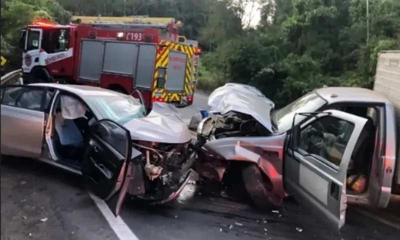 Imagem ilustrativa da imagem Acidente entre caminhão e carro deixa uma pessoa presa às ferragens na BR-262 no ES