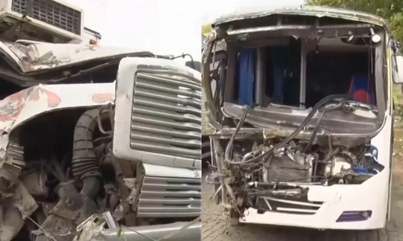 Imagem ilustrativa da imagem Acidente entre ônibus escolar e caminhão deixa feridos e interdita BR-101 no ES