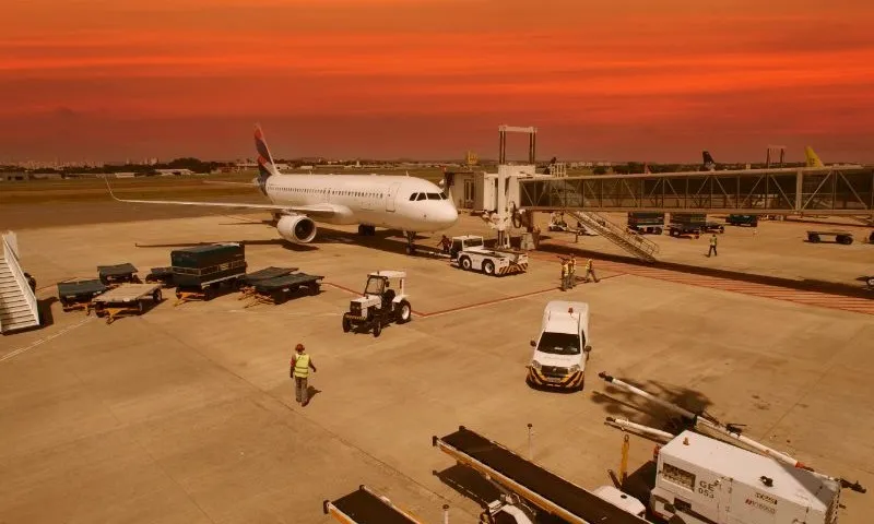 Imagem ilustrativa da imagem Aeroporto de Goiânia cancela 26 voos por causa de fumaça vinda do interior de SP