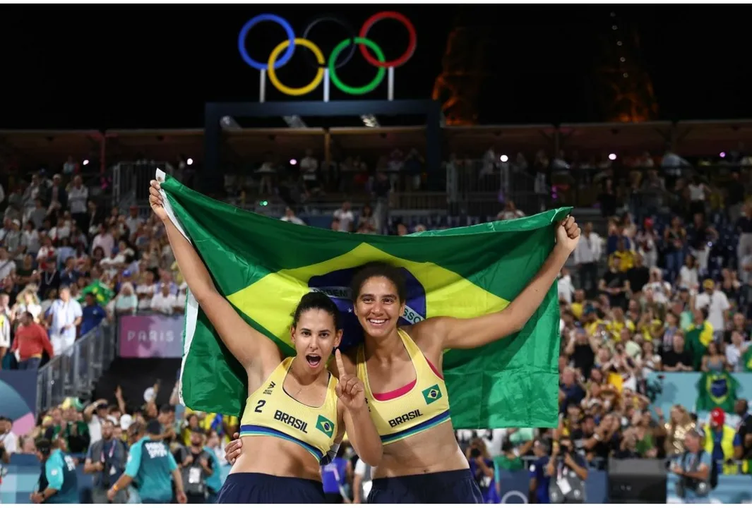 Imagem ilustrativa da imagem Ana Patrícia e Duda conquistam ouro no vôlei de praia em Paris