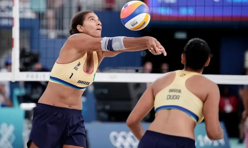 Imagem ilustrativa da imagem Ana Patrícia e Duda fecham 1º fase do vôlei de praia com vitórias por 2 a 0