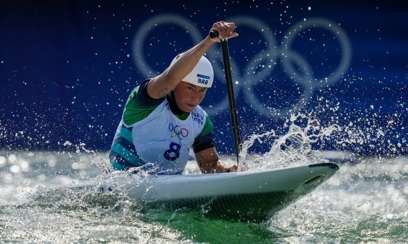 Imagem ilustrativa da imagem Ana Sátila e Pepê Gonçalves avançam com facilidade às semifinais da canoagem slalom