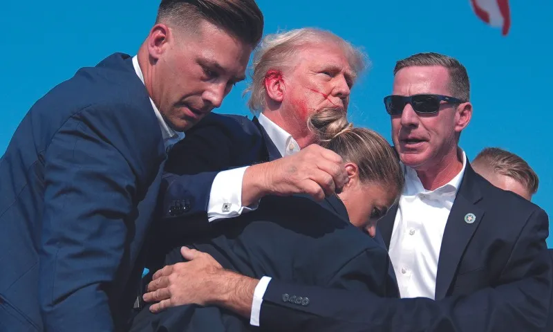Imagem ilustrativa da imagem Após ser retirado de comício com sangue no rosto, Trump passa bem, diz campanha