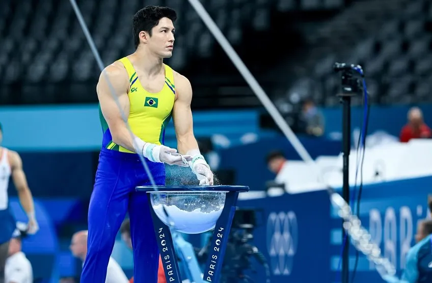 Imagem ilustrativa da imagem Arthur Nory falha na barra fixa e se despede da Olimpíada sem medalha e em lágrimas