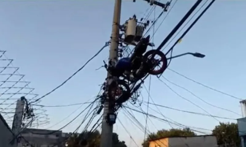 Imagem ilustrativa da imagem Balão cai, arrasta carro, iça moto até a fiação e deixa bairros sem energia em SP