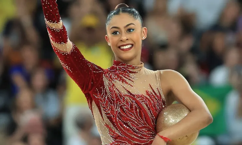 Imagem ilustrativa da imagem Bárbara Domingos brilha e avança à final na ginástica rítmica na Olimpíada de Paris