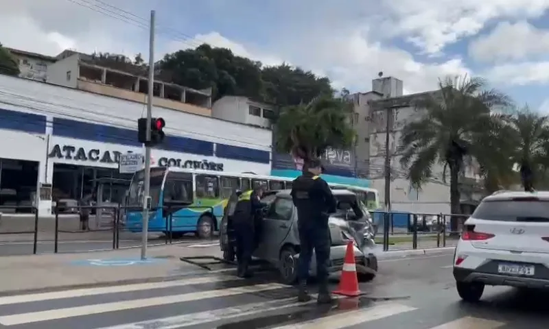 Imagem ilustrativa da imagem Batida entre ônibus e carro complica trânsito em avenida de Vitória