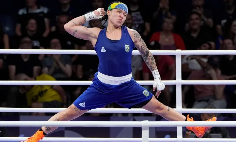 Imagem ilustrativa da imagem Bia Ferreira é bronze no boxe após nova derrota para algoz de Tóquio