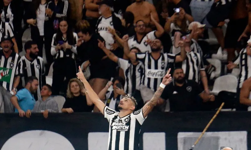 Imagem ilustrativa da imagem Botafogo derrota Palmeiras e se isola na liderança do Campeonato Brasileiro